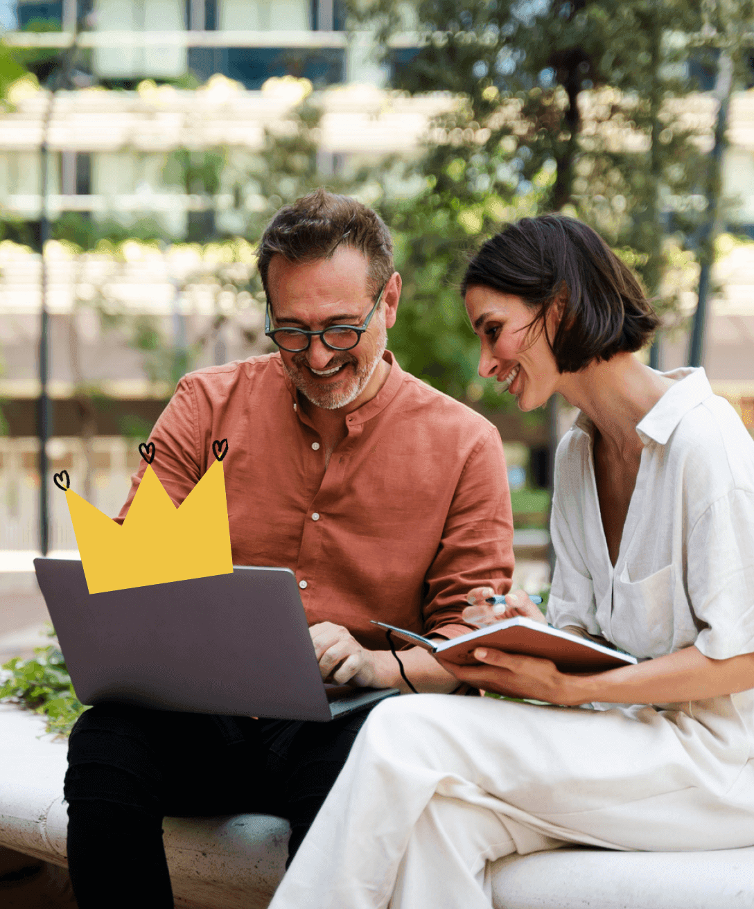 Mężczyzna i kobieta pracujący na laptopie