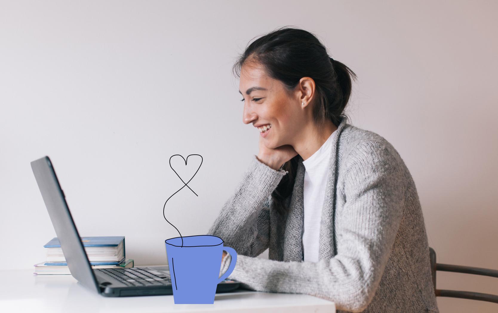 Kobieta siedzi na krześle i pracuje na laptopie. Panuje przytulna i produktywna atmosfera.