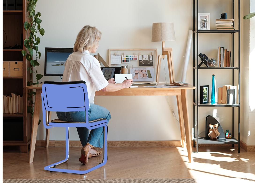 Kobieta siedząca na krześle i pracująca