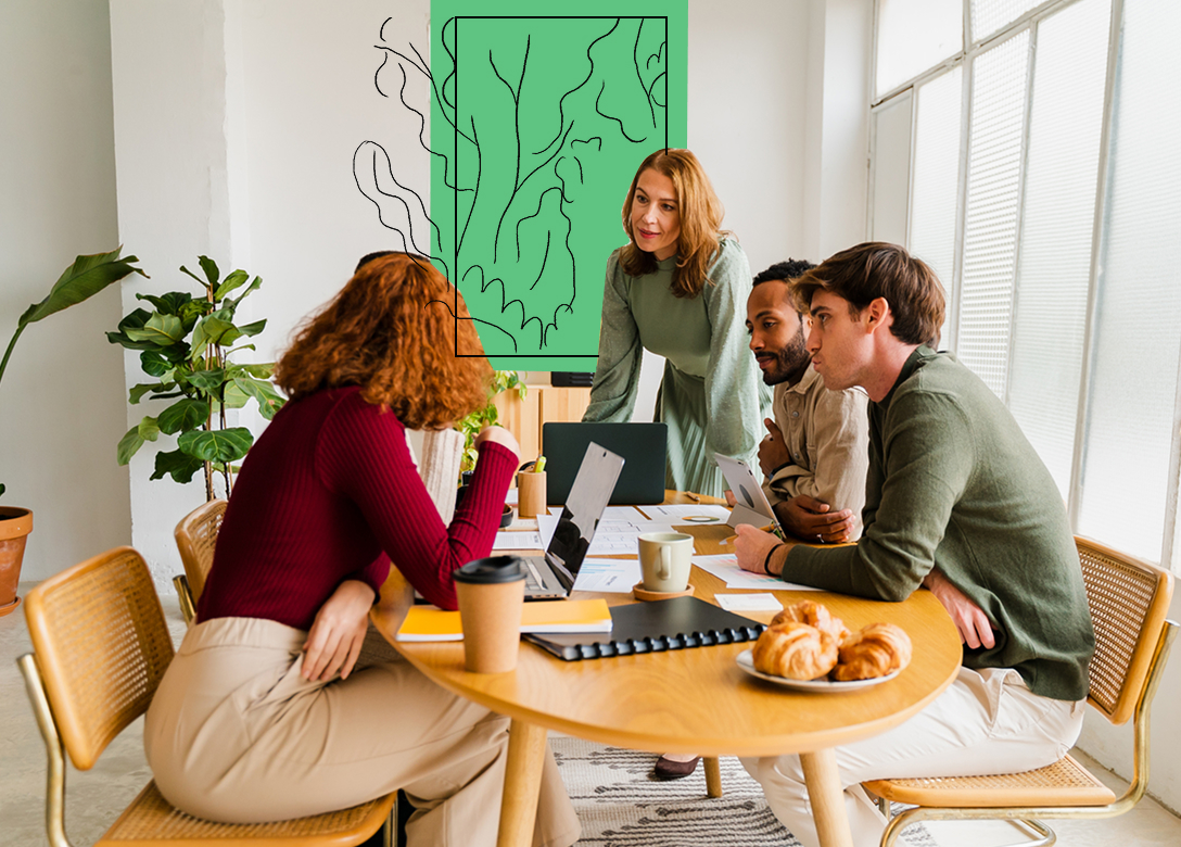 Zespół biurowy dyskutujący podczas przerwy na kawę