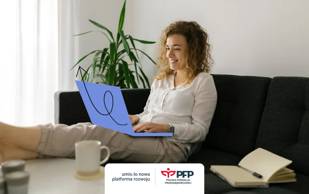 Kobieta siedzi na kanapie i pracuje na laptopie. Panuje przytulna i produktywna atmosfera.