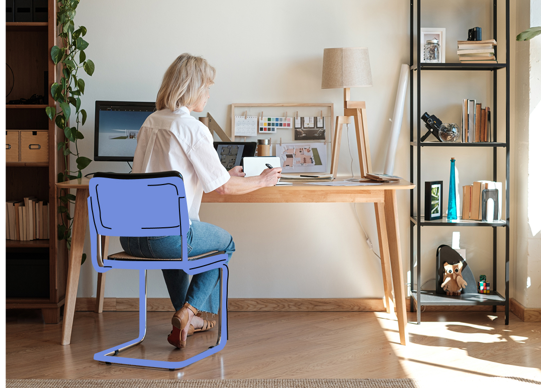 Kobieta siedząca na krześle i pracująca